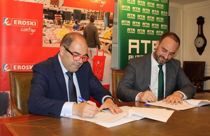 Lorenzo Amor (IZDA.), presidente de ATA, y Enrique Martínez, director de Franquicias Eroski