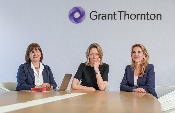 De izquierda a derecha, Sara Ais, socia directora de Ais Group, e Isabel Perea y Aurora Sanz, socias de Grant Thornton 