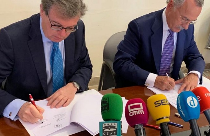 Miguel Ángel Collado (izda.), rector de la Universidad de Castilla-La Mancha, y Luis Furnells, presidente ejecutivo de Tecnobit-Grupo Oesía