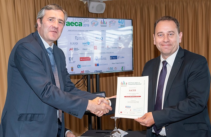 Pedro Alonso (dcha.), director general de Comunicación de Sacyr, recogió el reconocimiento
