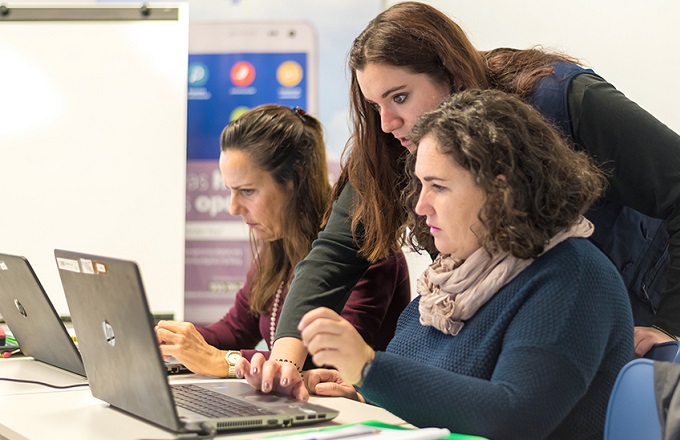 Alumnas de un curso de capacitación digital con su monitora (imagen: Junta de Andalucía)