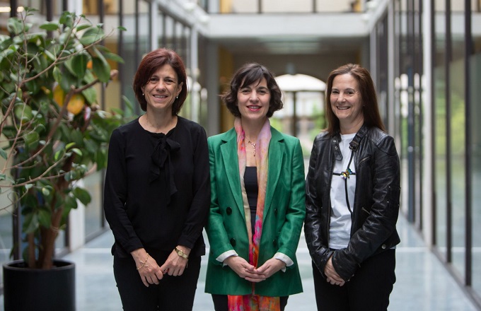 De izquierda a derecha, Edurne Barrenechea Tartas, Gurutze Pérez Artieda y Marisol Gómez Fernández, responsables de la Cátedra Mujer, Ciencia y Tecnología