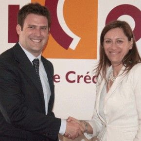 Iñaki Iraizoz (Caja Navarra) y Olga García Frey (ICO) firmaron el convenio el año pasado