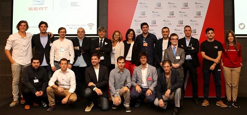 El presidente de SEAT, Luca de Meo, con los emprendedores que han presentado sus proyectos en el Startup Day imagen de la noticia